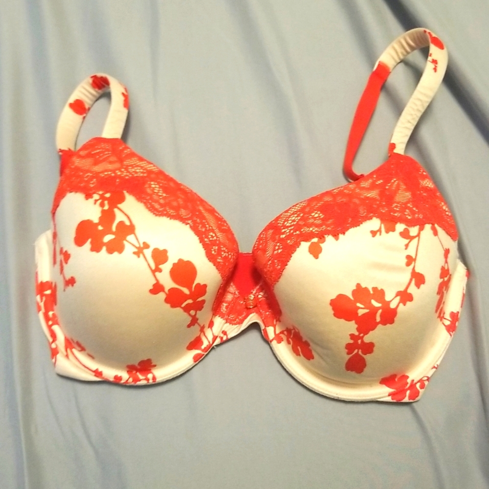 Victorias secret body by Victoria demi lace bra size 32 DD - like new